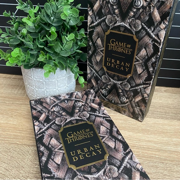 Urban Decay - Game of Thrones Eyeshadow Palette - Picture 4 of 8